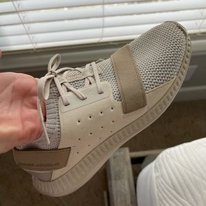 Under Armour tennis shoes size 6.5